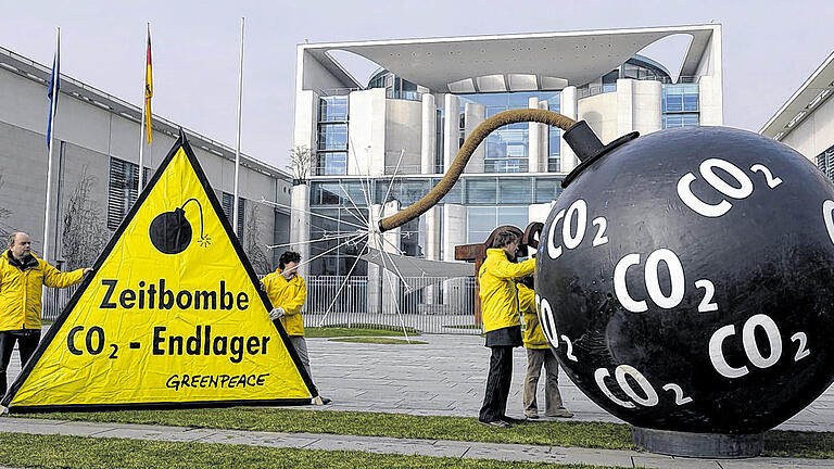 Zeitbombe Kohlendioxid: Greenpeace-Aktivisten protestieren vor dem Bundeskanzleramt in Berlin.