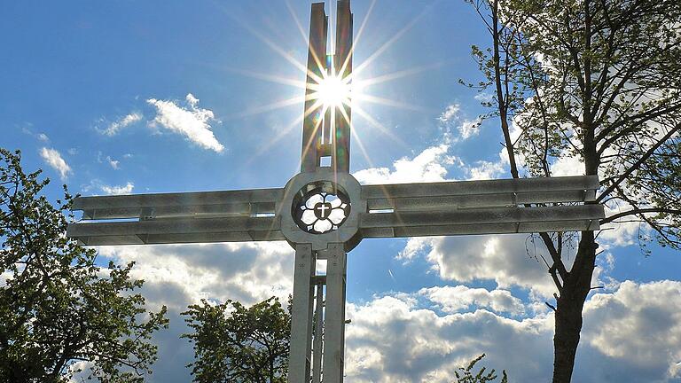 Das neue Wegkreuz bei Rügheim. Am Himmelfahrtstag, 30. Juni, wird es eingeweiht.