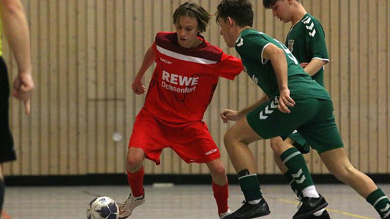 Könnten Trainer sich einen Hallenspieler wünschen, wäre er vermutlich wie Luis Hemm (links im Bild im Halbfinalspiel gegen den TSV Großbardorf). Der wendige und technisch beschlagene Spieler des neuen Bezirkssiegers JFG Maindreick Süd wurde von den Trainern zum 'besten Spieler des Turniers' gewählt. Könnten Trainer sich einen Hallenspieler wünschen, wäre er vermutlich wie Luis Hemm (links im Bild im Halbfinalspiel gegen den TSV Großbardorf). Der wendige und technisch beschlagene Spieler des neuen Bezirkssiegers JFG Maindreick Süd wurde von den Trainern zum 'besten Spieler des Turniers' gewählt.