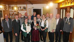 Das Foto zeigt die Ehrengäste des Abends und die Wiedergründungsmitglieder mit (von links): Manfred Beck, Bezirksschützenmeister Mathias Dörrie, Roland Beck, Ilona Beck, Josef Schmitt (Patenverein SV Stammheim), Hartmut Elflein, Bürgermeisterin Ju...       -  Das Foto zeigt die Ehrengäste des Abends und die Wiedergründungsmitglieder mit (von links): Manfred Beck, Bezirksschützenmeister Mathias Dörrie, Roland Beck, Ilona Beck, Josef Schmitt (Patenverein SV Stammheim), Hartmut Elflein, Bürgermeisterin Judith Dekant, Albert Rybak, Rudi Beck, Schützenmeisterin Jennifer Beck, 2. Schützenmeister Maximilian Gock, Heribert Saar, Landrat Thomas Bold und Gauschützenmeister Norbert Mahr.