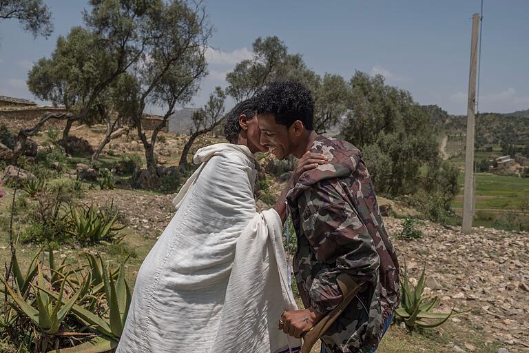 Kibrom Berhane, der im äthiopischen Bürgerkrieg durch eine Granate ein Bein verloren hat, wird von seiner Mutter begrüßt. Kibrom Berhane, der im äthiopischen Bürgerkrieg durch eine Granate ein Bein verloren hat, wird von seiner Mutter begrüßt.