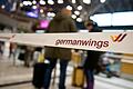 Germanwings-Schalter in Stuttgart       -  Germanwings-Schalter in Stuttgart: Die Schlangen hielten sich trotz des Streiks in Grenzen - viele Fluggäste wurden auf die Bahn oder andere Airlines umgebucht. Foto: Daniel Naupold