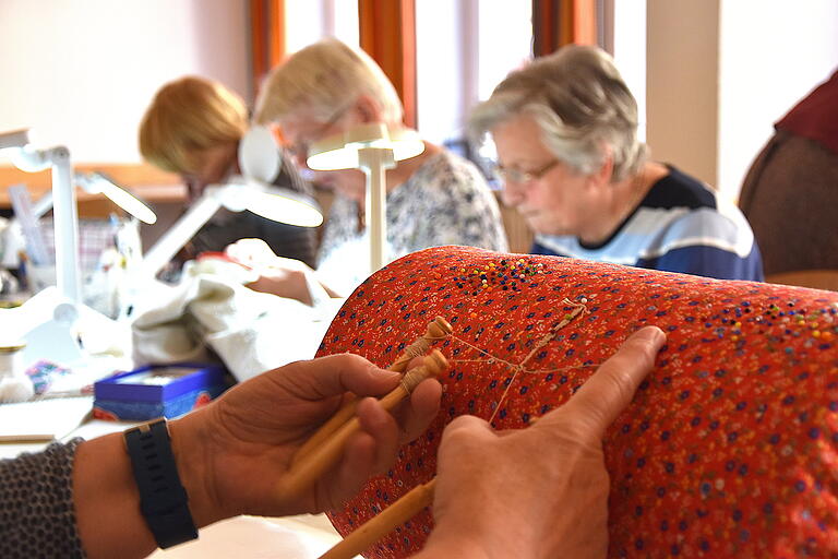 Anfänger lernen im Kurs in Karlstadt erst einmal, mit zwei Klöppelpaaren zurechtzukommen.