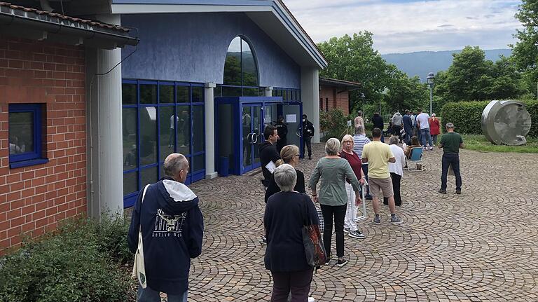 Bereits rund 100 Menschen warteten um 8 Uhr am Freitag vor dem Impfzentrum.&nbsp;