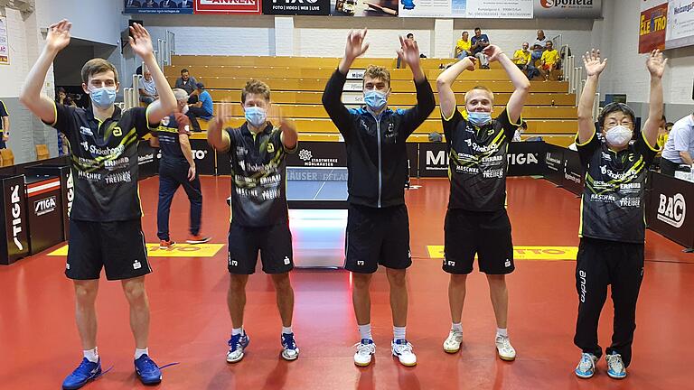 Die Bad Königshöfer haben den ersten Sieg in der Saison und überhaupt in Mühlhausen geschafft. Kilian Ort (von links), Bastian Steger, Filip Zeljko, Maksim Grebnev und Coach Koji Itagaki winken den zehn TSV-Fans in der Halle und den vielen am Livestream zu.