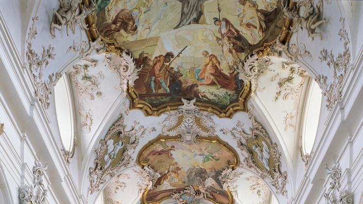 Ein Juwel der Rokoko-Baukunst: Blick ins Langhaus der ehemaligen Abteikirche Amorbach.