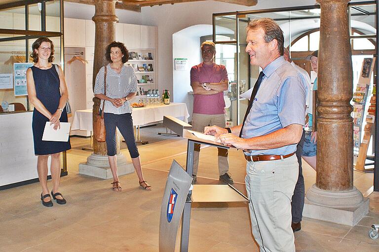 Bürgermeister Thomas Helbling begrüßte die Gäste zur Eröffnung der Ausstellung &quot;Wahnsinn, Wende, Wiedervereinigung&quot; im Museum Schranne in Bad Königshofen. Mit auf dem Bild stellvertretende Landrätin Susanne Reum (Schmalkalden-Meiningen), Janine Merz (Abgeordnete Thüringer Landtag) und SteffenVogel (Abgeordneter Bayerischer Landtag)