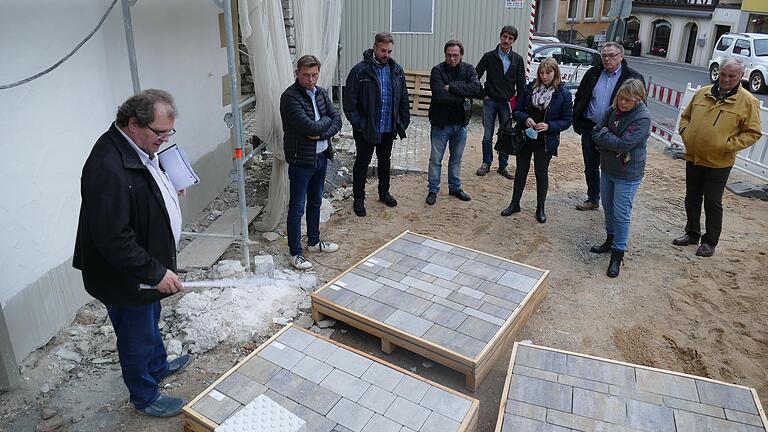 Der Architekt Roland Sauer (links) stellte den Stadtratsmitgliedern Vorschläge für das Pflaster vor dem Rathaus vor. Der Architekt Roland Sauer (links) stellte den Stadtratsmitgliedern Vorschläge für das Pflaster vor dem Rathaus vor.