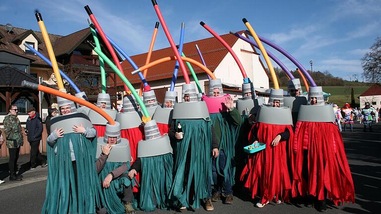 Bunte Verkleidungen beim Rosenmontagsumzug in Waldfenster.