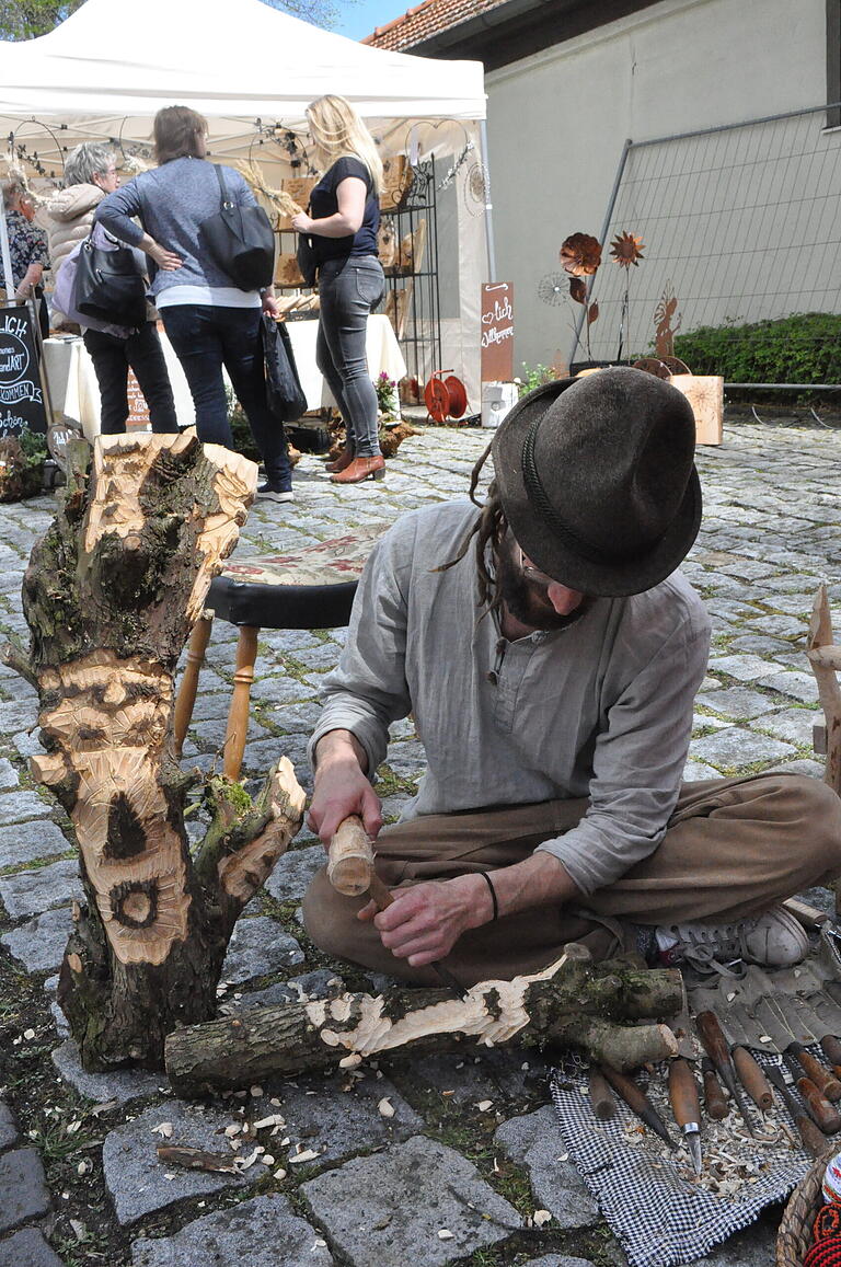 Johannes Höfler, eigentlich Koch, hier beim Holzschnitzen. Johannes Höfler, eigentlich Koch, hier beim Holzschnitzen.