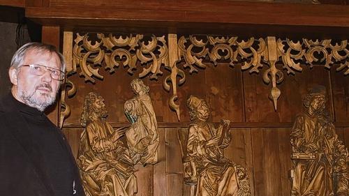 hub Der steinige Weg       -  Lothar Bühner vor seinen Kopien der Evangelisten Matthäus, Markus und Lukas in der Prädella des Magdalenen-Altares. Die Originale befinden sich auf der Museumsinsel in Berlin.