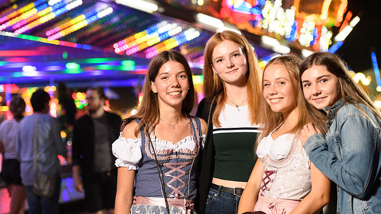 Laurenzi S.O.S       -  Zahlreiche Menschen besuchen am Mittwoch (14.08.19) die Laurenzi-Messe in Marktheidenfeld. Im voll besetzten Festzelt sorgt die Partycombo S.O.S. für ausgelassene Stimmung.