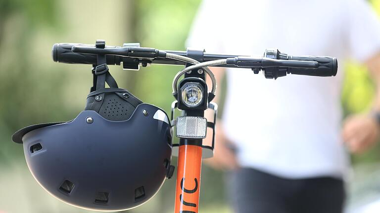 Auch wenn beim E-Scooter-Fahren keine Helmpflicht besteht: die Polizei empfiehlt das Tragen dringend. Auch wenn beim E-Scooter-Fahren keine Helmpflicht besteht: die Polizei empfiehlt das Tragen dringend.
