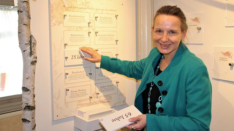 Wann feiern Paare Porzellan- und wann Rubinhochzeit? Die passende Antwort kann auf die Felder gesteckt werden, wie Museumsleiterin Simone Michel-von Dungern vorführt. Wann feiern Paare Porzellan- und wann Rubinhochzeit? Die passende Antwort kann auf die Felder gesteckt werden, wie Museumsleiterin Simone Michel-von Dungern vorführt.