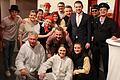 Gruppenbild der Theatergruppe nach der letzten Aufführung (stehend von links): Erik Dettenberger, Silja Pfaff, Diana Alt, Antonia Kistner, Susanne Moser, Hanna Schreiber, Markus Döppert, Niklas Kistner, Jacob Assel, Jan Kistner, Matthias Strebel, Mirco Lindner; (kniend von links): Heiner Dehler, Clara Dettenberger und Isabelle Kister.
