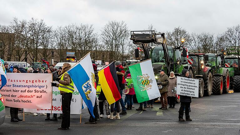 Protestieren in Schweinfurt regelmäßig: Anhängerinnen und Anhänger der Sonntagsdemonstrationen.