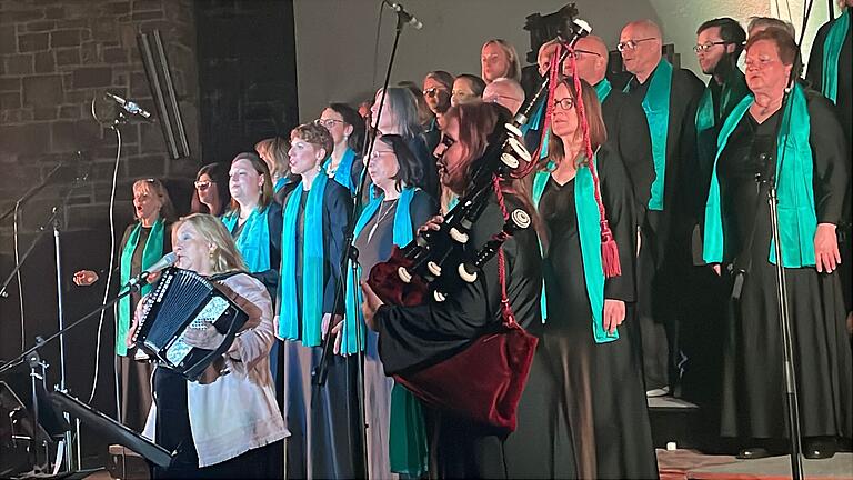 Der Gospelchor 'Soul of Mosaic' unter der Leitung von Silke Meiler-Krebs überzeugte das Marktheidenfelder Publikum