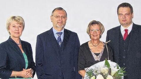 Die SWG hat Franz Hoheisel in den Ruhestand verabschiedet. Von links: Oberbürgermeisterin Gudrun Grieser, die den Aufsichtsrat führt, Franz und Rita Hoheisel und SWG-Geschäftsführer Alexander Förster. Die SWG hat Franz Hoheisel in den Ruhestand verabschiedet. Von links: Oberbürgermeisterin Gudrun Grieser, die den Aufsichtsrat führt, Franz und Rita Hoheisel und SWG-Geschäftsführer Alexander Förster.