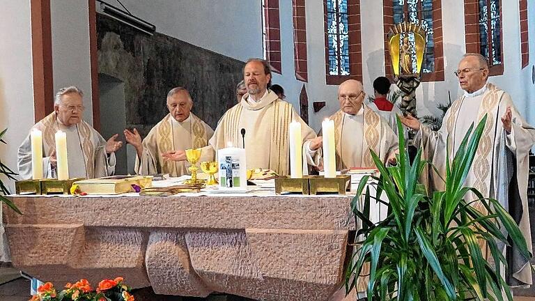 25 Jahre nach seiner Primiz in der Wallfahrtskirche Maria im Grünen Tal feierte Pfarrer Karl Feser (Mitte), Pfarrer in Bad Königshofen und Umgebung, das Silberne Priesterjubiläum in seiner Heimatgemeinde.