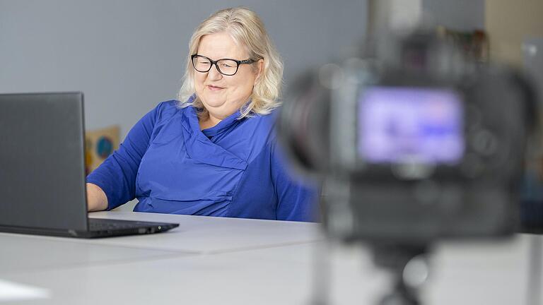 Bundesfamilienministerin Dr. Franziska Giffey hat im Videogespräch mit Gudrun Greger (im Bild), der Koordinatorin des Mehrgenerationenhauses Haßfurt, über die Umstellung der Angebote durch die Corona-Pandemie gesprochen.