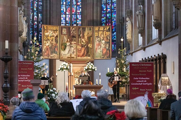 Die Gemeinschaft lädt alljährlich am ersten Weihnachtsfeiertag alte, hilfsbedürftige, sozial schwache und geflüchtete Menschen zum Gottesdienst und zum Festmahl ein.