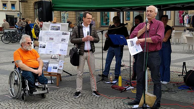 Eine Aktion machte die Arge&nbsp;im Mai 2022 auf dem Maxplatz zum geplanten S-Bahn-Halt Süd und zur Barrierefreiheit beim Bahnausbau, links Arge-Vorsitzender Rudolf Zahn.