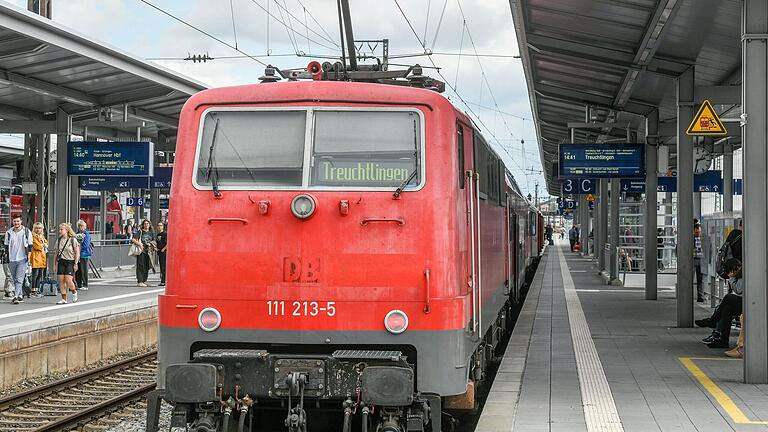 Um die Probleme in den Griff zu bekommen, setzt das Unternehmen Go-Ahead Bayern statt der eigenen blau-weißen Züge auf der Strecke Würzburg-Ochsenfurt-Treuchtlingen Lokomotiven und Waggons des Anbieters WFL aus Potsdam ein.