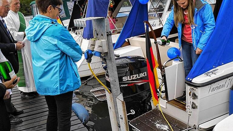Schäumende Grüße von Neptun: Beim Schweinfurter Schwimmclub gab es zum ersten Mal seit 15 Jahren wieder eine Bootstaufe. Bernd Wagenhäuser spendete den kirchlichen Segen, Karl Mayer vertrat Neptun. Schäumende Grüße von Neptun: Beim Schweinfurter Schwimmclub gab es zum ersten Mal seit 15 Jahren wieder eine Bootstaufe. Bernd Wagenhäuser spendete den kirchlichen Segen, Karl Mayer vertrat Neptun.