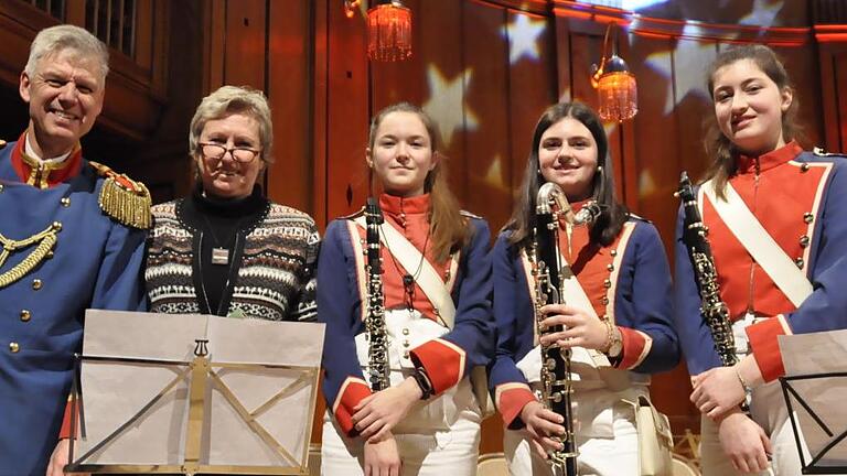 Sieben Instrumente im Wert von 12 000 Euro überreichte die Vorsitzende des Fördervereins der Städtischen Musikschule, Birgit Eber (2. von  links), an Stadtmusikdirektor Bernd Hammer (links). Miriam Gessner (weiter von links) und Klara Weidmann (rechts) und unterstützten Anna Weidmann (Mitte) bei einem kleinen Ständchen, bei dem die neue gesponserte Bassklarnette vorgestellt wurde.  Peter Klopf       -  Sieben Instrumente im Wert von 12 000 Euro überreichte die Vorsitzende des Fördervereins der Städtischen Musikschule, Birgit Eber (2. von  links), an Stadtmusikdirektor Bernd Hammer (links). Miriam Gessner (weiter von links) und Klara Weidmann (rechts) und unterstützten Anna Weidmann (Mitte) bei einem kleinen Ständchen, bei dem die neue gesponserte Bassklarnette vorgestellt wurde.  Peter Klopf