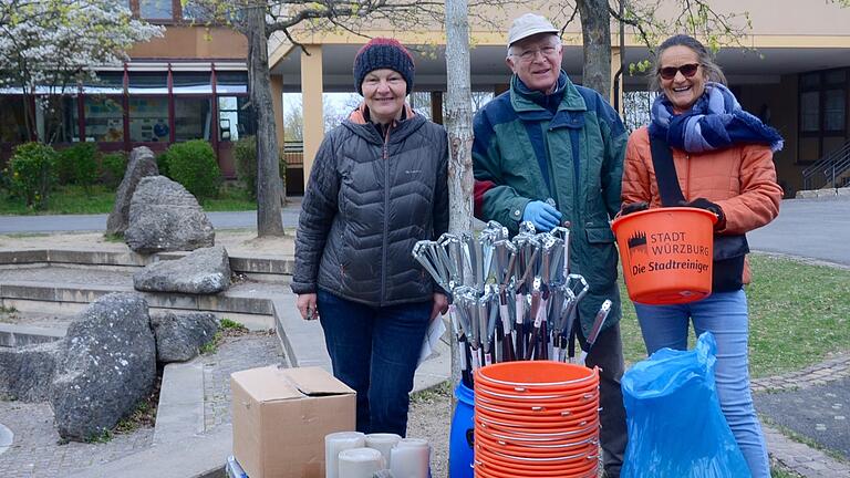 Für die österliche Säuberung am Heuchelhof durch Schüler der Grund- und Ganztagsschule und der Mittelschule ist alles in Zusammenarbeit mit der Stadt von den Organisatoren vorbereitet worden (von rechts): Christiane Kerner, Vorsitzende des Bürgervereins Heuchelhof (BVH) und Stadträtin, Ernst-Martin Eras, Stellvertretender Vorsitzender des BVH, und Hermine Seelmann, Quartiermanagerin.