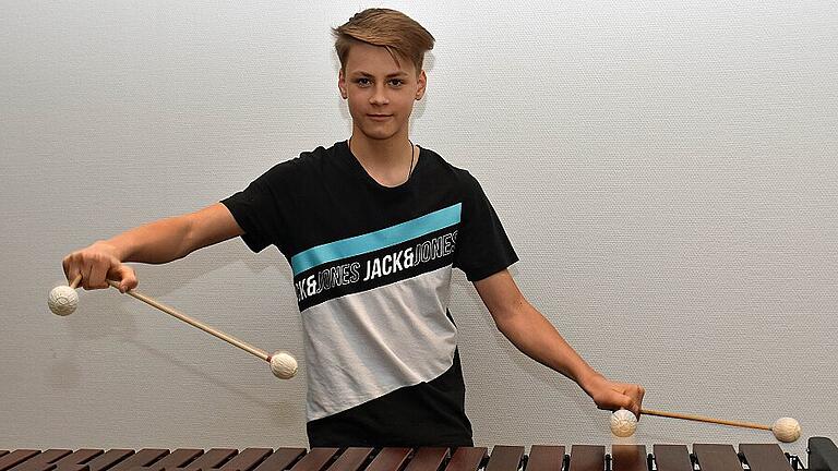 Dominik Lenhart aus Haßfurt gewann beim Wettbewerb „Jugend musiziert“ auf Bundesebene einen 3. Preis und wurde im Funkhaus München des Bayerischen Rundfunks als Bundespreisträger geehrt. Dominik Lenhart aus Haßfurt gewann beim Wettbewerb „Jugend musiziert“ auf Bundesebene einen 3. Preis und wurde im Funkhaus München des Bayerischen Rundfunks als Bundespreisträger geehrt.