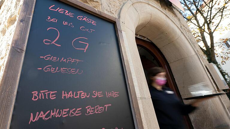 Vor einem Restaurant hängt ein Schild mit der Aufschrift 'Liebe Gäste bei uns gilt 2G - geimpft - genesen Bitte halten Sie Ihre Nachweise bereit'. Vor einem Restaurant hängt ein Schild mit der Aufschrift 'Liebe Gäste bei uns gilt 2G - geimpft - genesen Bitte halten Sie Ihre Nachweise bereit'. 