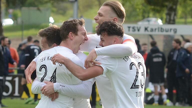So sehen Meister aus: Die Karlburger (von links) Kai Schlagmüller, Sebastian Fries, Marvin Schramm (hinten) und Fabio Tudor (vorne) freuen sich über den Gewinn des Landesliga-Titels. So sehen Meister aus: Die Karlburger (von links) Kai Schlagmüller, Sebastian Fries, Marvin Schramm (hinten) und Fabio Tudor (vorne) freuen sich über den Gewinn des Landesliga-Titels.