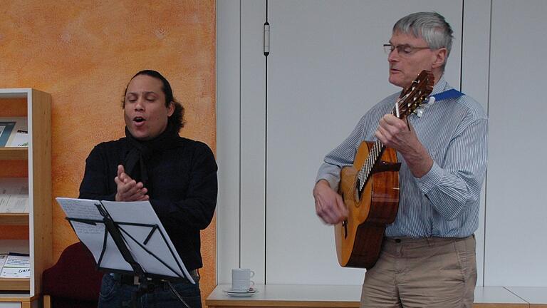 Ein Ständchen zum Abschied: Bernhard Schurig (rechts) und Guillermo Sánchez Cordero spielen und singen für die scheidende UBiZ-Leiterin Bettina Stroh. Ein Ständchen zum Abschied: Bernhard Schurig (rechts) und Guillermo Sánchez Cordero spielen und singen für die scheidende UBiZ-Leiterin Bettina Stroh.