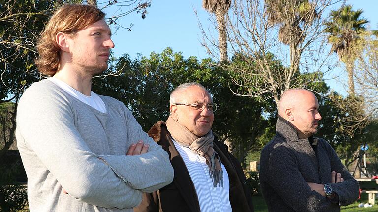 Überraschungsgast in Andalusien: Felix Magath (Mitte) schaut gemeinsam mit Kickers-Vorstandschef Daniel Sauer (links) und Aufsichtsratsvorsitzendem Thorsten Fischer (rechts) den Rothosen beim Training zu.