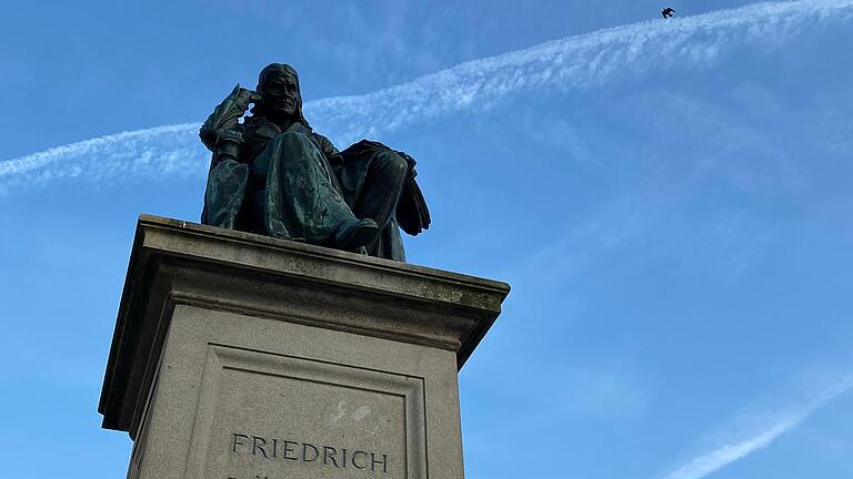 Dieses Denkmal für Friedrich Rückert kennt wohl (fast) jeder. Hoch über dem Brunnen am Marktplatz blickt der berühmte Sohn der Stadt nachdenklich in Richtung Rathaus.