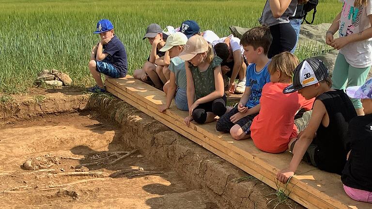 Fasziniert bestaunen die Kinder bei der Exkursion zur Wüstung Seehausen die Skelette.&nbsp;