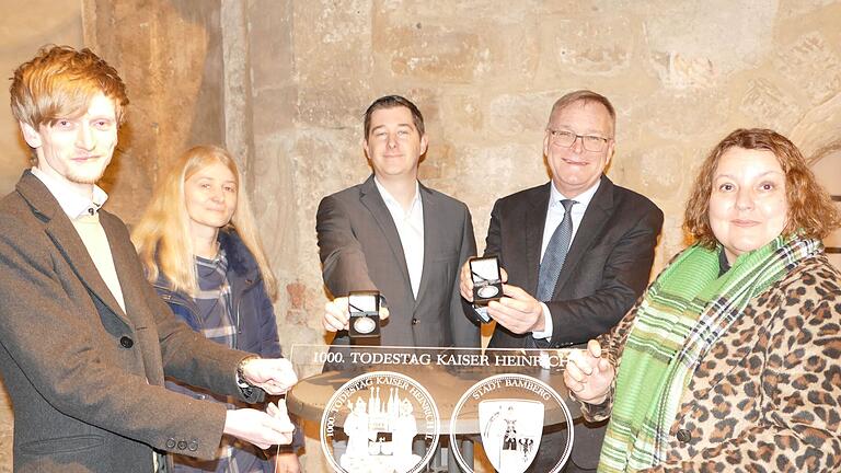 Präsentation der Jubiläumsmedaille im Historischen Museum (von links): Arne Schönfeld, Kristin Knebel, Lars Knevels, OB Andreas Starke und Ulrike Siebenhaar.