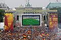 Public Viewing bei der Fußball-WM 2006 in Berlin.jpeg       -  Soll auch dieses Jahr möglich werden: Tausende Zuschauer verfolgen auf der Fanmeile am Brandenburger Tor in Berlin ein WM-Fußballspiel von Deutschland.