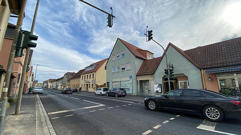 Ein Teilabschnitt der Hauptstraße in Oberndorf soll umgestaltet werden. Jetzt verzögert sich der geplante Beginn der Arbeiten jedoch.