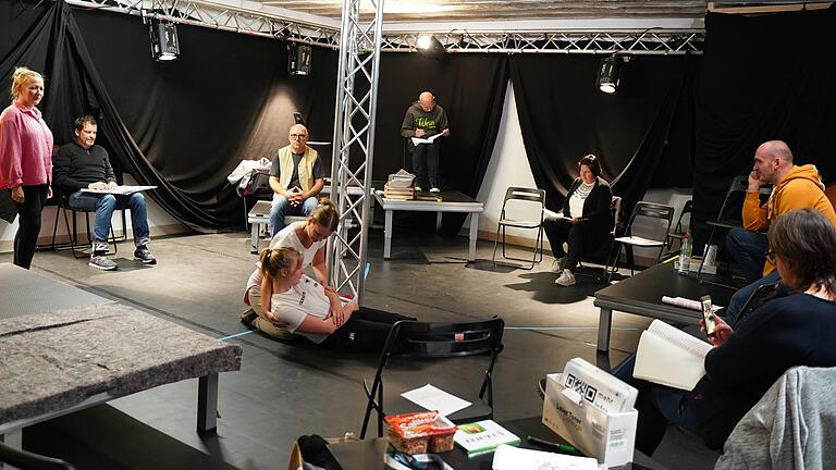 Probealltag der Bürgerbühne für die neuste Inszenierung 'Warten auf Tränengas'. Im Bild Schauspielende, Regieteam und Souffleuse mit Dramaturg Stefan Volkmuth (rechts im Bild). Probealltag der Bürgerbühne für die neuste Inszenierung 'Warten auf Tränengas'. Im Bild Schauspielende, Regieteam und Souffleuse mit Dramaturg Stefan Volkmuth (rechts im Bild).