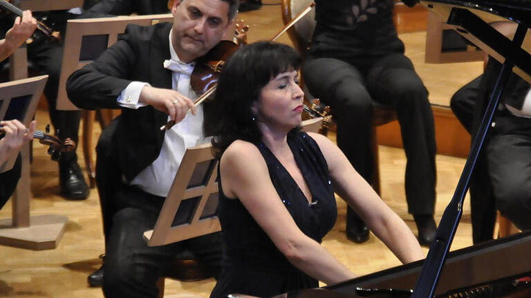 Luiza Borac, mehrfach ausgezeichnete Pianistin, spielte mit dem Staatsorchester Braunschweig im Rahmen des Ebracher Musiksommers in Bad Kissingen. Foto: Peter Klopf       -  Luiza Borac, mehrfach ausgezeichnete Pianistin, spielte mit dem Staatsorchester Braunschweig im Rahmen des Ebracher Musiksommers in Bad Kissingen. Foto: Peter Klopf