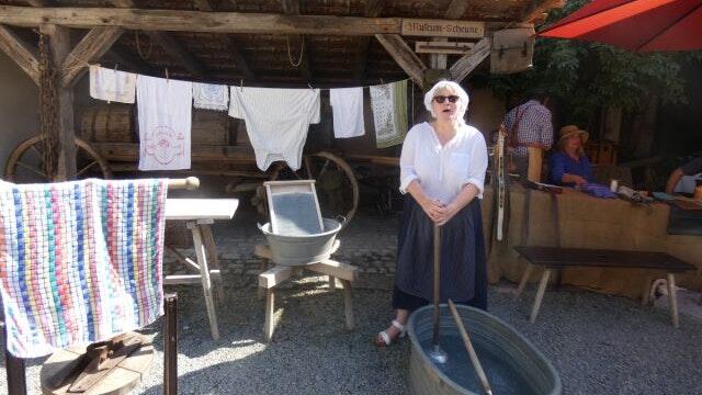 Waschtag bei Gabi: Das war früher eine Kräfte zehrende Arbeit. Danach hing die Wäsche blütenweiß über der Leine.