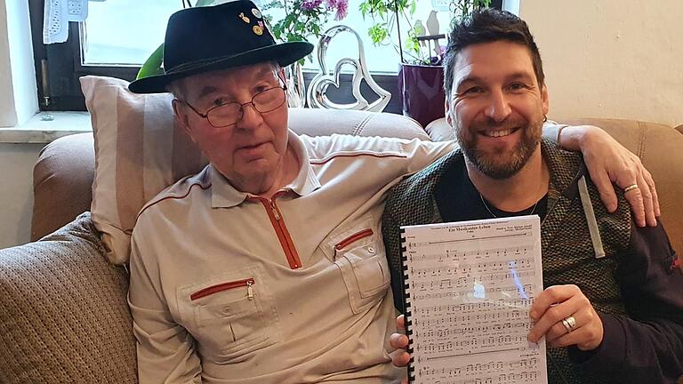 Eine eigene Polka und der alte Trachtenhut, der noch immer auf Reisen  geht: Zum 80. Geburtstag schrieb Markus Arnold seinem Schwiegervater  Helmut Friedel eine eigene Polka  mit dem Titel 'Ein Musikanten Leben'.  Der alte Hut, den Friedel vor Jahren an seinen Schwiegersohn weitergab,  wurde zur Feier des Tages wieder getragen. Foto: Gaby Arnold       -  Eine eigene Polka und der alte Trachtenhut, der noch immer auf Reisen  geht: Zum 80. Geburtstag schrieb Markus Arnold seinem Schwiegervater  Helmut Friedel eine eigene Polka  mit dem Titel 'Ein Musikanten Leben'.  Der alte Hut, den Friedel vor Jahren an seinen Schwiegersohn weitergab,  wurde zur Feier des Tages wieder getragen. Foto: Gaby Arnold