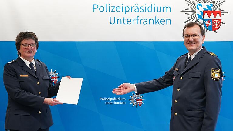 Margit Endres (links) wurde in Würzburg vom unterfränkischen Polizeipräsidenten Gerhard Kallert in den Ruhestand verabschiedet.