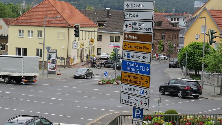 Blick auf die Ampelkreuzung am Oberen Tor, im Hintergrund liegt die Geschäftsstelle der Volkshochschule. Dort soll der Glasfaser-Ausbau in Lohr am 23. Februar beginnen.