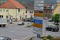 Blick auf die Ampelkreuzung am Oberen Tor, im Hintergrund liegt die Geschäftsstelle der Volkshochschule. Dort soll der Glasfaser-Ausbau in Lohr am 23. Februar beginnen.