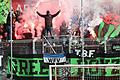 Der FC-05-Fanblock beim Derby in Würzburg im März 2023: Im Vordergrund hängt die Fahne der 'Green Boyz' – die Personen dahinter sind auf diesem Symbolbild nicht zwingend dieser Gruppierung zuzuordnen.