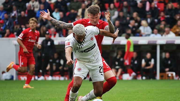 SC Freiburg - FC St. Pauli       -  Elias Saad (vorne) traf doppelt für Aufsteiger St. Pauli.