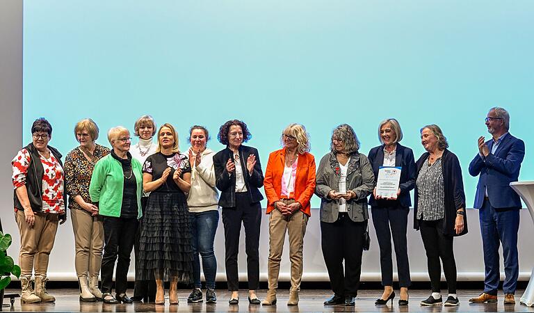 Die ehrenamtlichen Helferinnen des Sozialdienstes katholischer Frauen in Werneck erhielten den ersten Preis der Aktion 'Zeichen setzen' 2024. Marcus Recher, Generalbevollmächtigter der Fürstlich Castell'schen Bank (re.), überreichten die Auszeichnung.